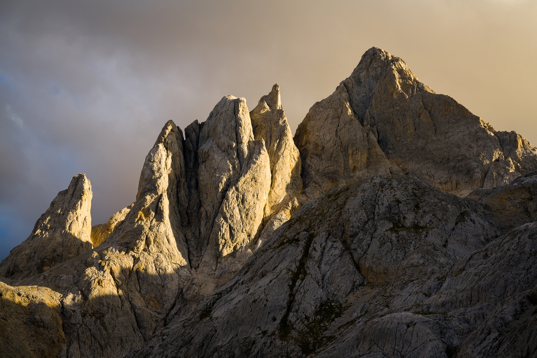 Picos de Europa - nejvyšší štíty pohoří nad Jou de los Cabrones, Španělsko, září 2022